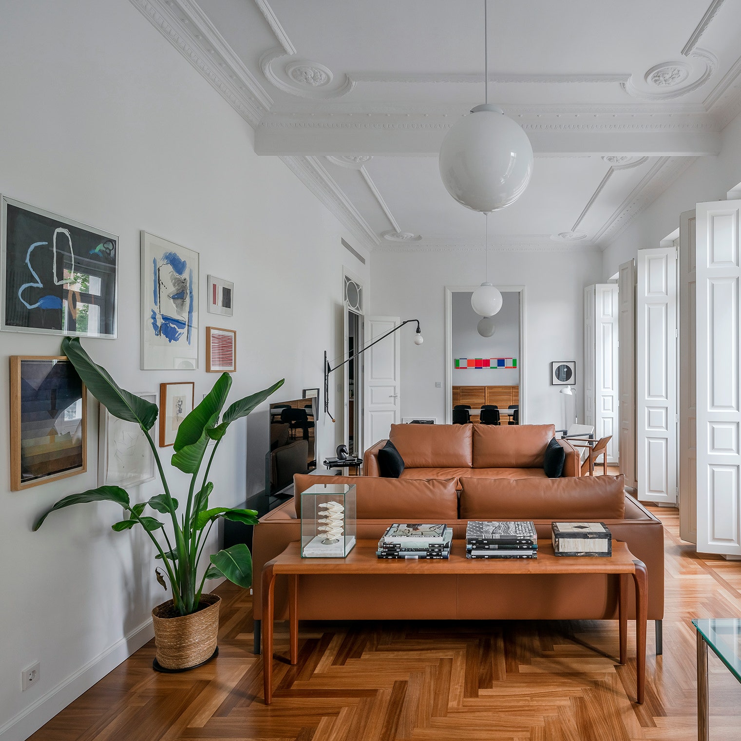 西班牙瓦伦西亚 280 平米复古公寓的重生-0