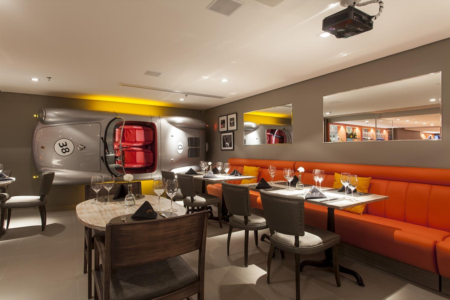 巴西 DAS 餐厅 | 木钢构造与复古汽车元素的完美融合-8