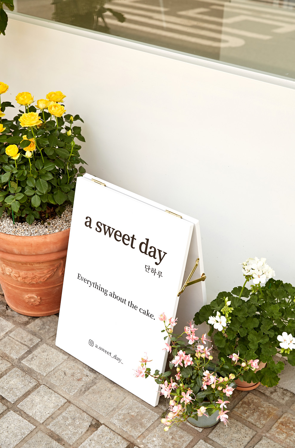 白色简约设计，10 平米小店翻倍吸睛-14