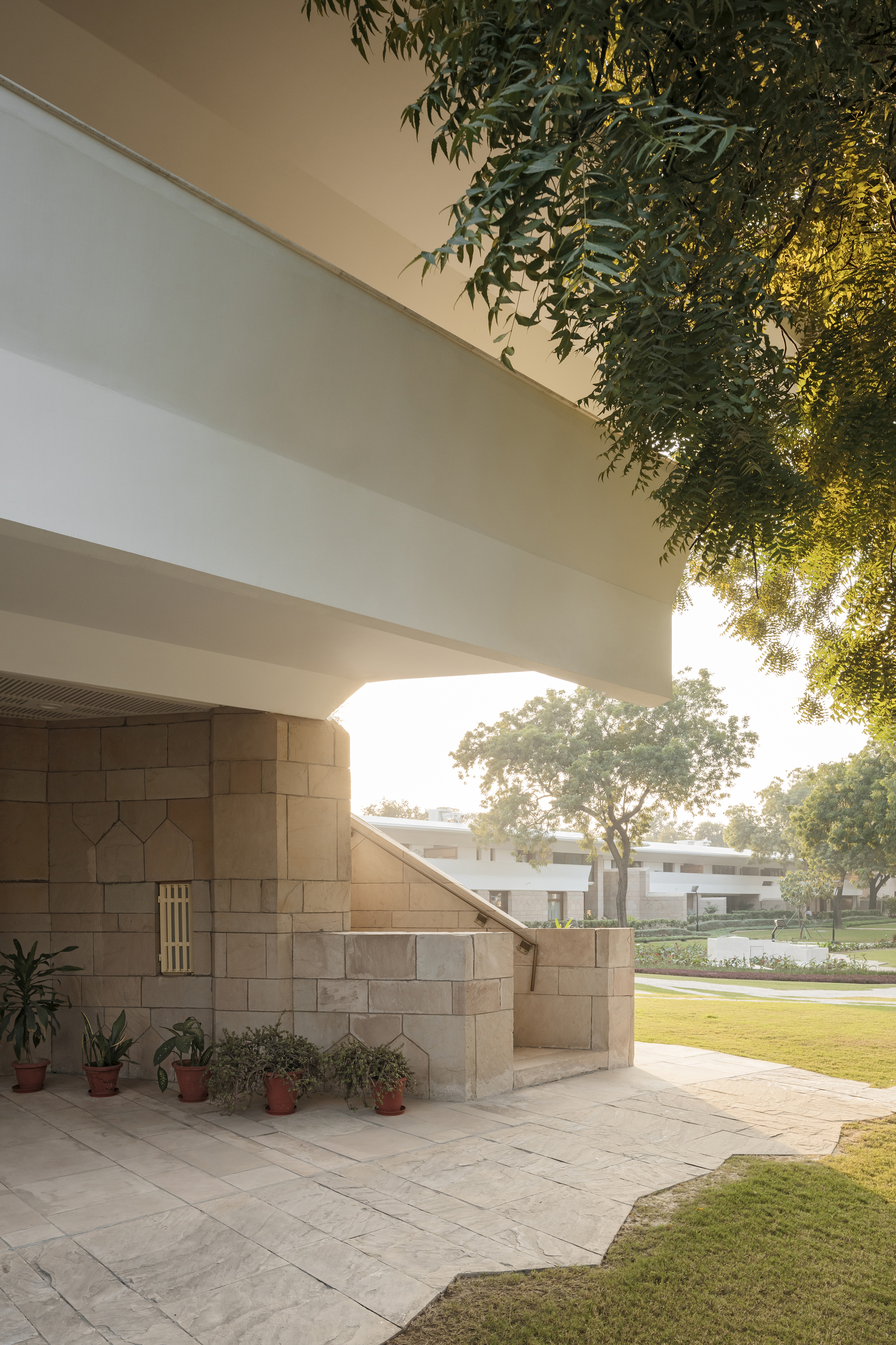 ALA Architects 巧手回春：芬蘭駐印度大使館的修復工程，尊重並延續 Reima 和 Raili Pietilä 原始設計，結合現代化設施與在地元素，讓歷史建築重現光彩 | FAM-39