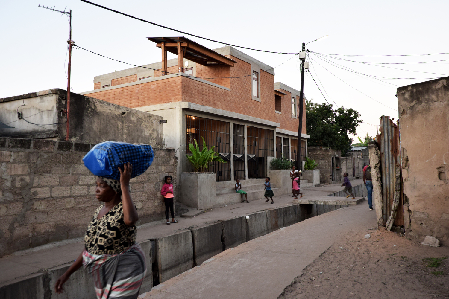 Compact Housing in the Informal Settlements of Maputo  Casas Melhoradas-43