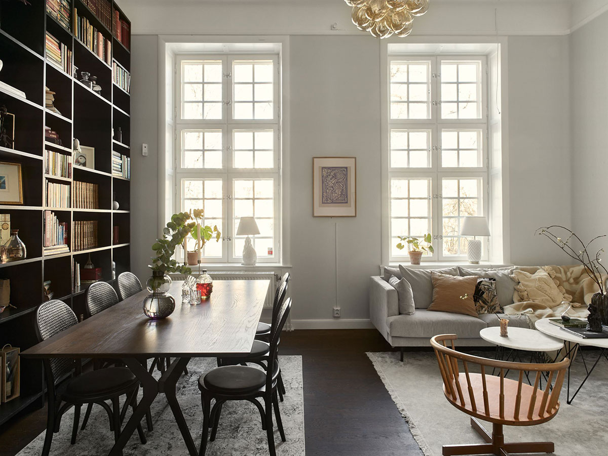 带有黑色家庭图书馆的斯堪的纳维亚式公寓(109 平方米)-1