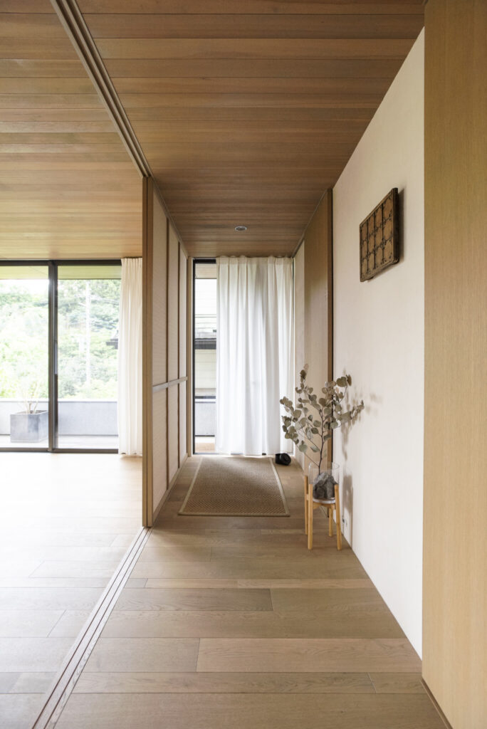 里山の風景を取り込む　室内と一続きの軒下テラスが豊かな時間をもたらす | Architecture | 100%LiFE-16