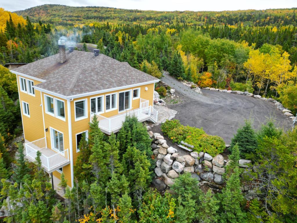 圣西蒙  里穆斯基山上的漂亮住宅丨加拿大魁北克-21