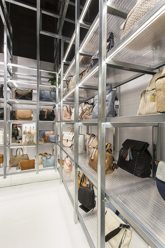 巴塞罗那某商店金属型材改造货架项目丨西班牙巴塞罗那丨Dear Design-39