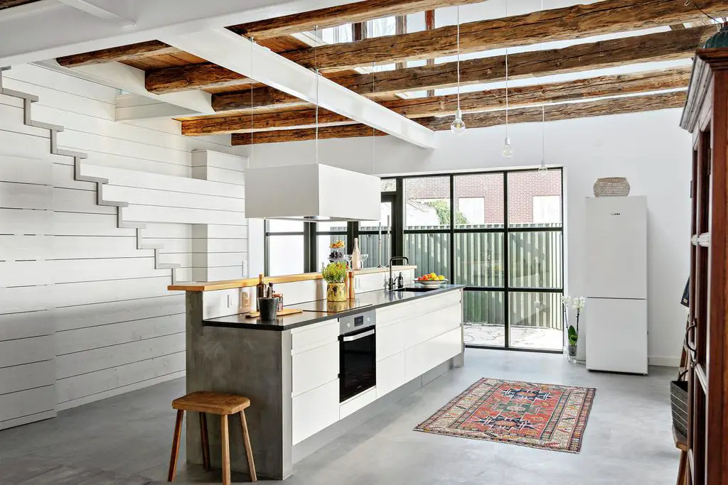 "瑞典 19 世纪古宅现代改造，工业风格窗户展现独特魅力"-9