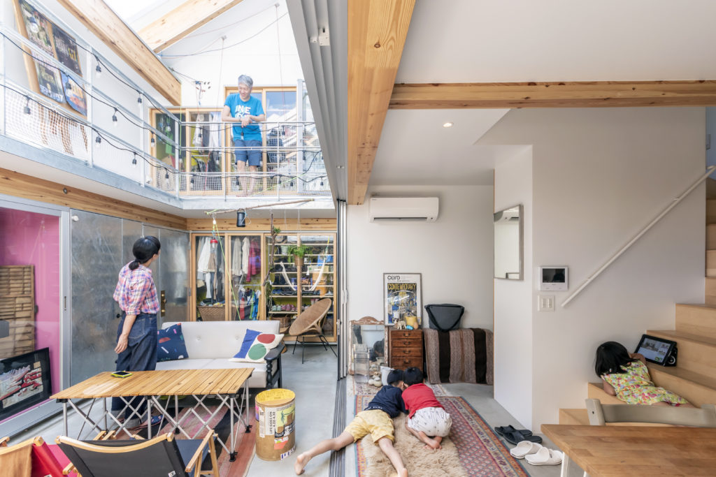 漫画の世界にも通ずる住空間リビングが外にあって、直接空を望める家で暮らす | Outdoor | 100%LiFE-24