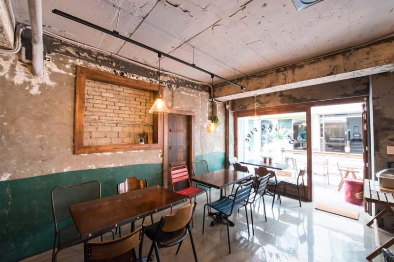 20 平米极简主义咖啡馆，裸露混凝土打造温馨空间-5