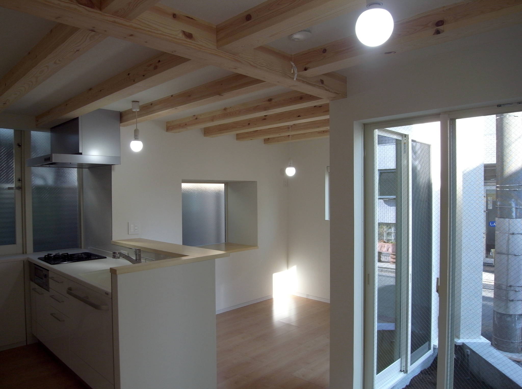 东京简约两户住宅 | 室内设计融入自然光与隐私保护-15