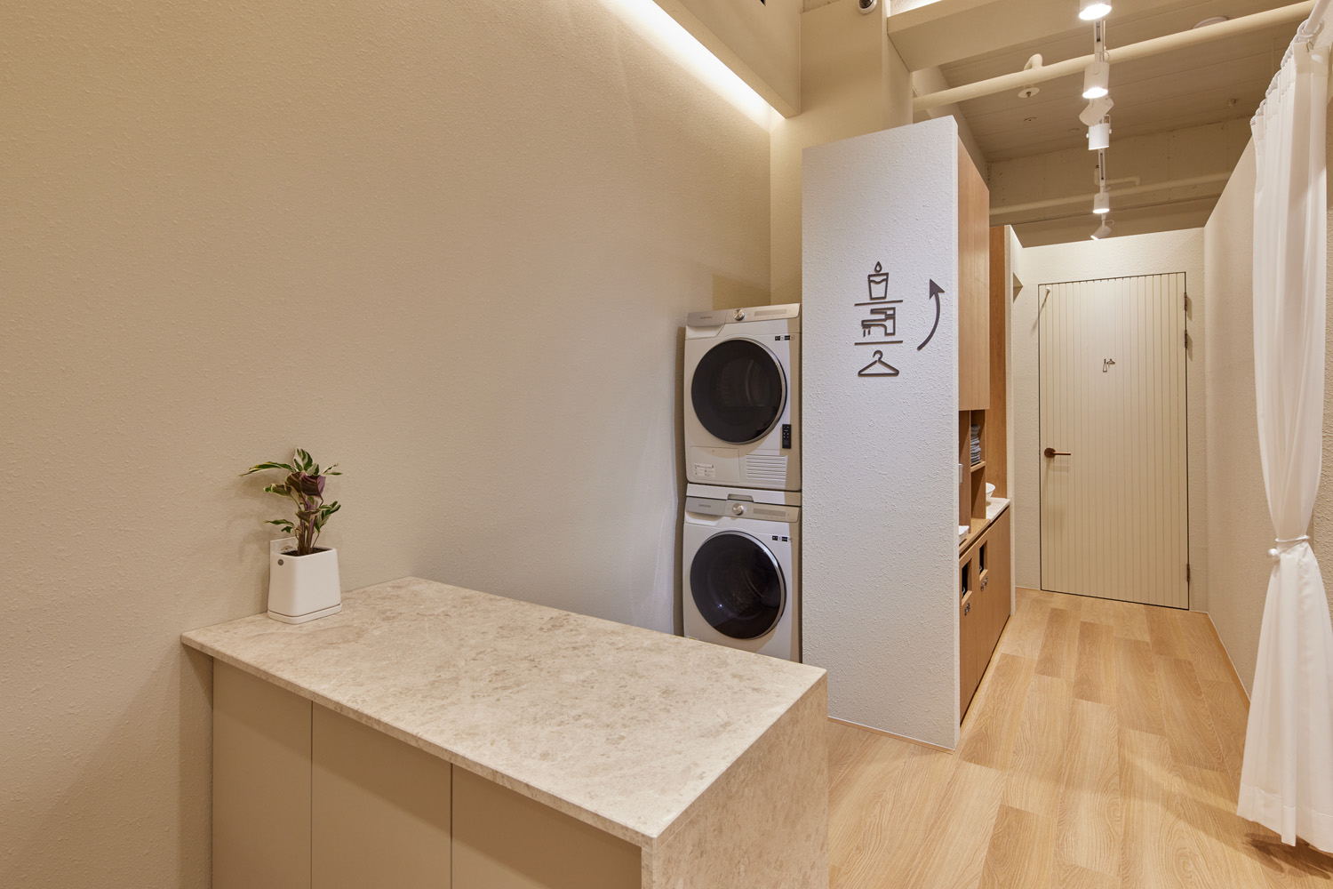 高级白色与木质，30 平米瑜伽中心的精致设计-11