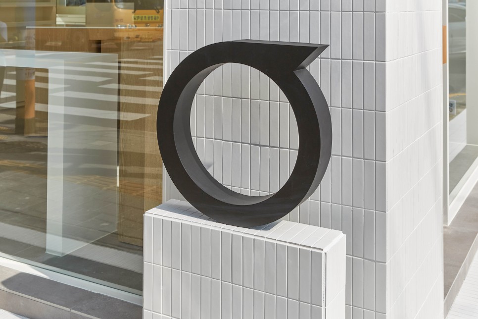 白色与木质，打造 15 平米眼镜店的极简魅力-17