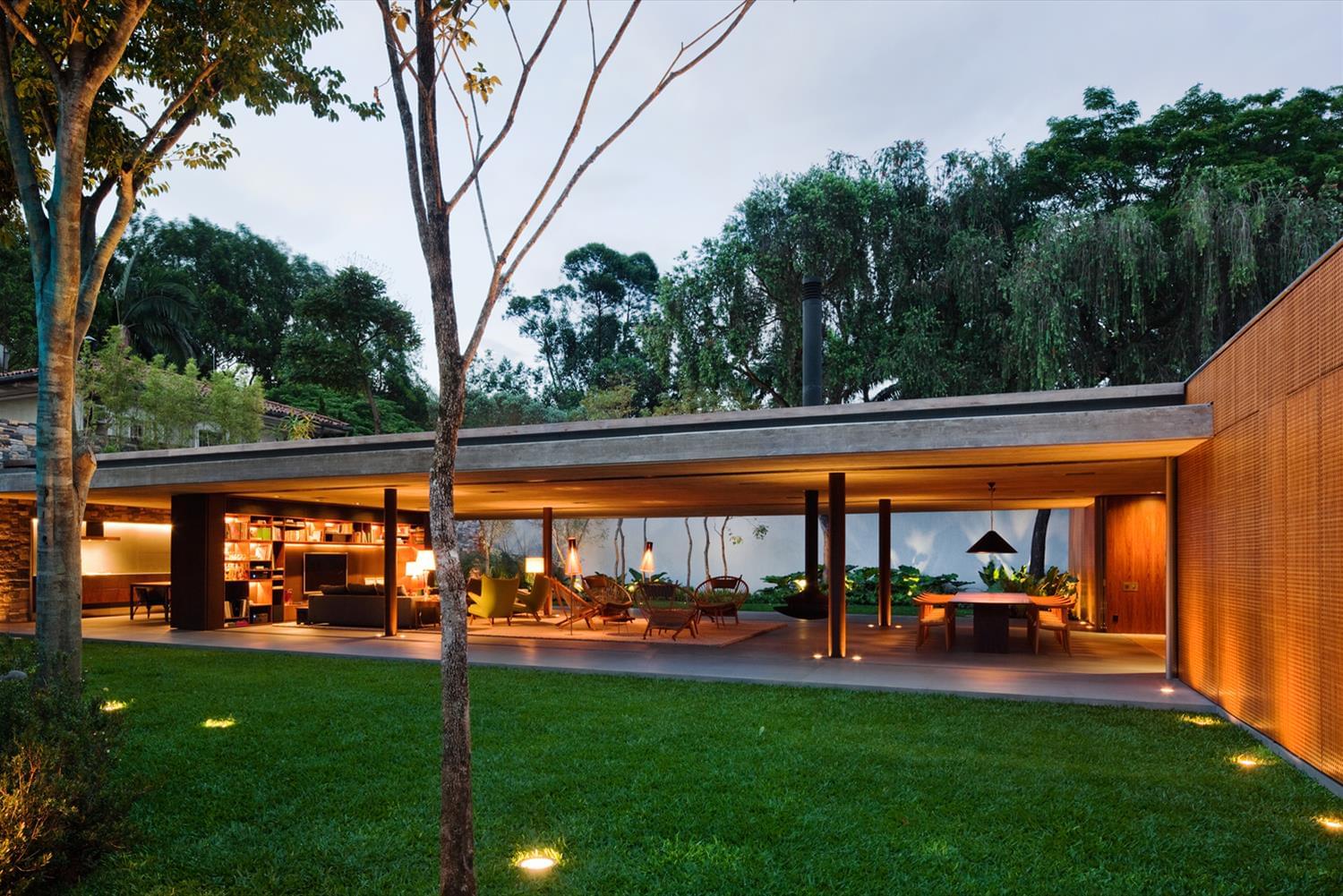 巴西圣保罗 Casa V4 住宅设计 | 绿色庭院与现代建筑的完美融合-9