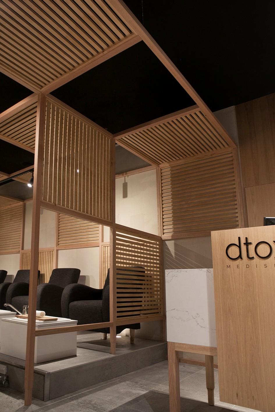 橡木环抱下的温暖 SPA 空间-0