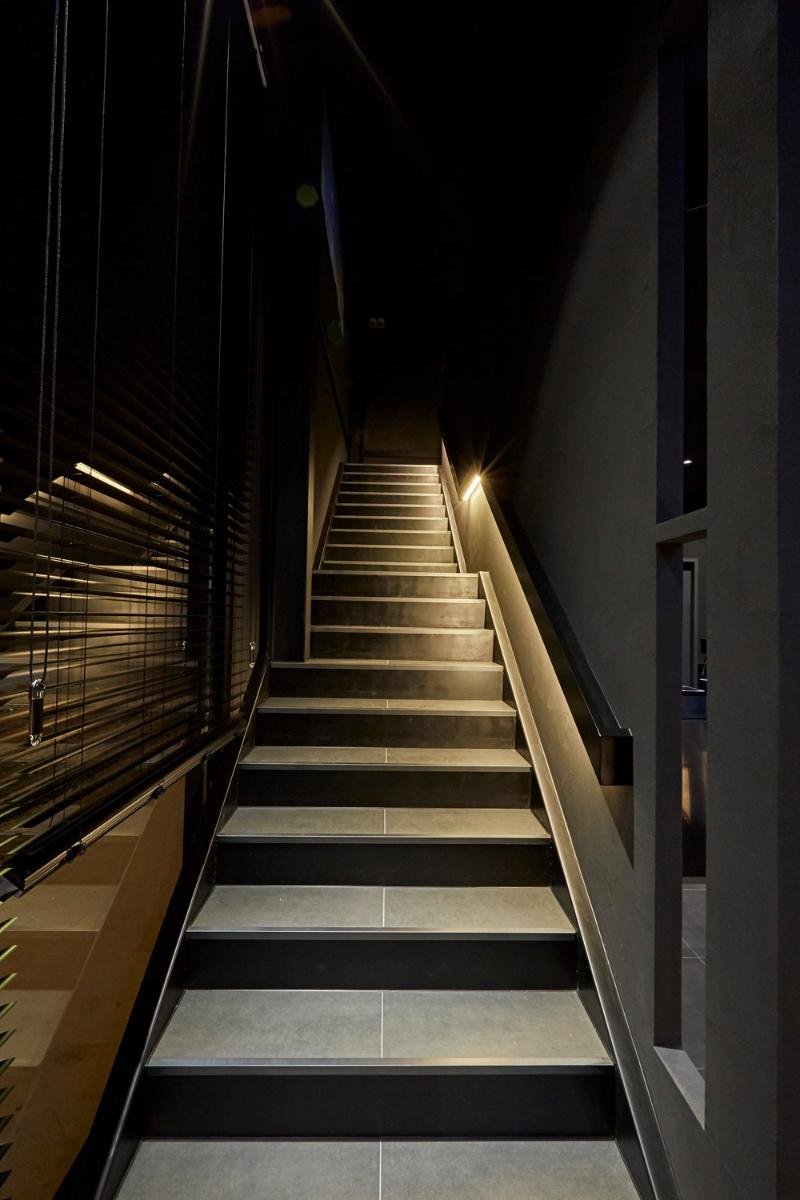 点亮 45 平咖啡店的黑色空间-17