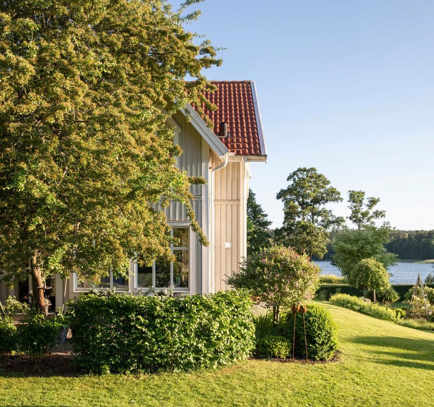 瑞典湖畔的田园诗般乡村生活-1