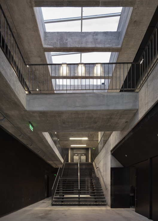 阿根廷建筑师协会总部 · 混凝土与绿意的共生-24