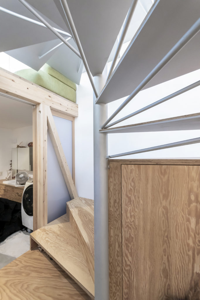 真ん中に螺旋階段のある家中庭のような階段を中心に明るく広く暮らす | Architecture | 100%LiFE-15