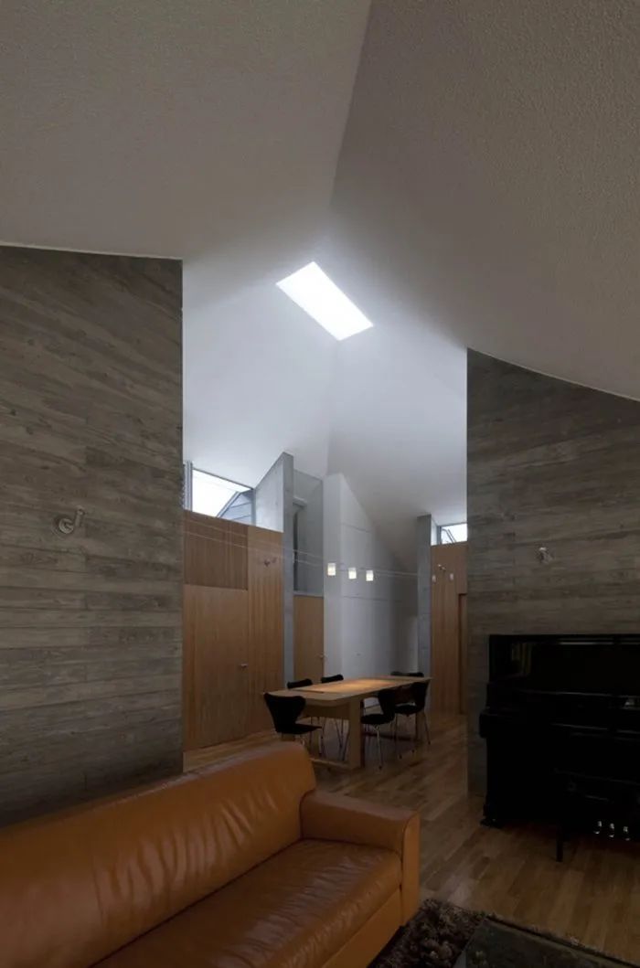 日本"破碎屋顶"之家丨NKS Architects-17