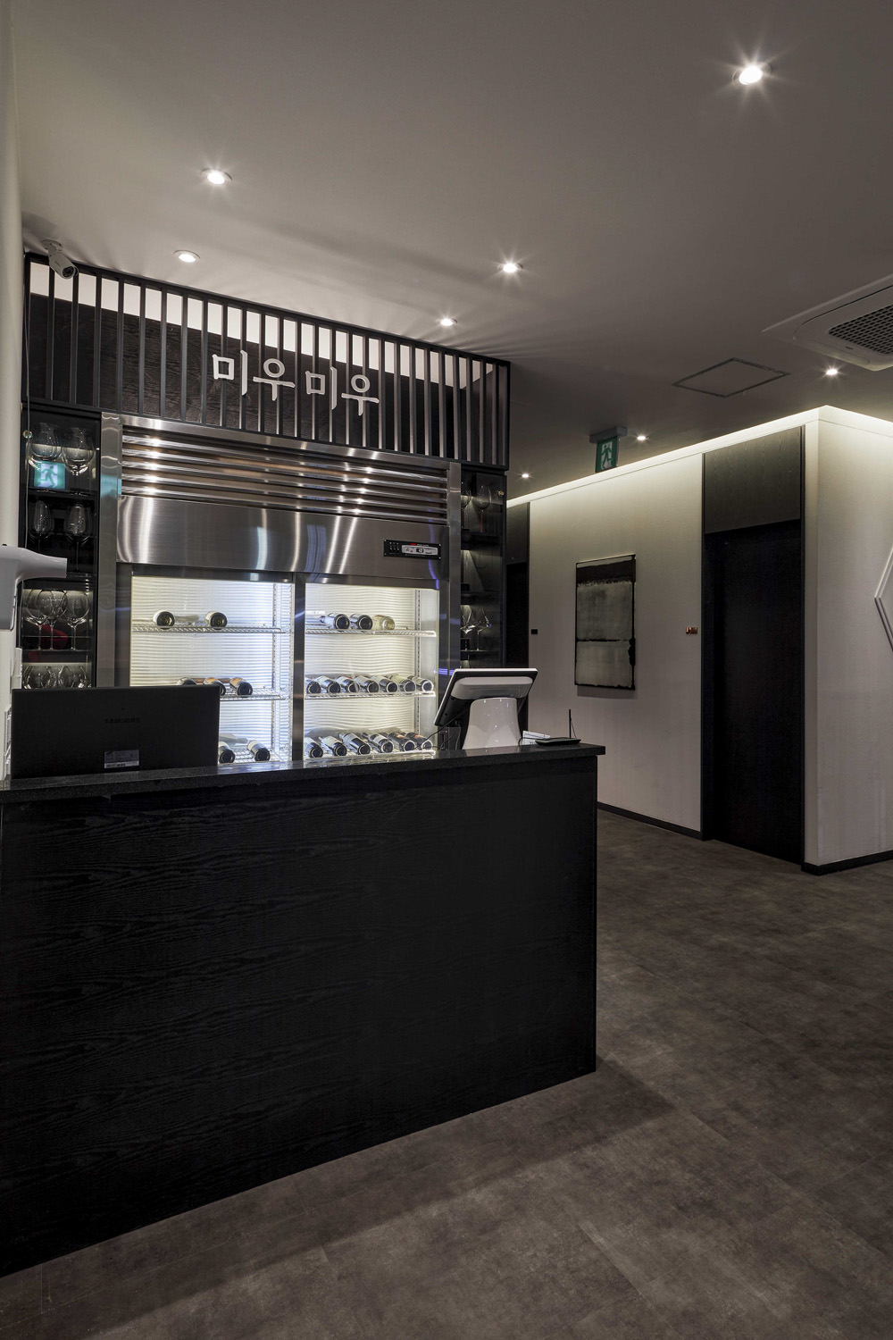 韩式高级烤肉店，黑白简约风诠释 75 平米空间设计魅力-3