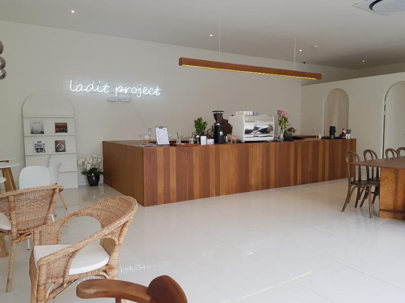 30 平简约咖啡馆，展现 White&Wood 魅力-5