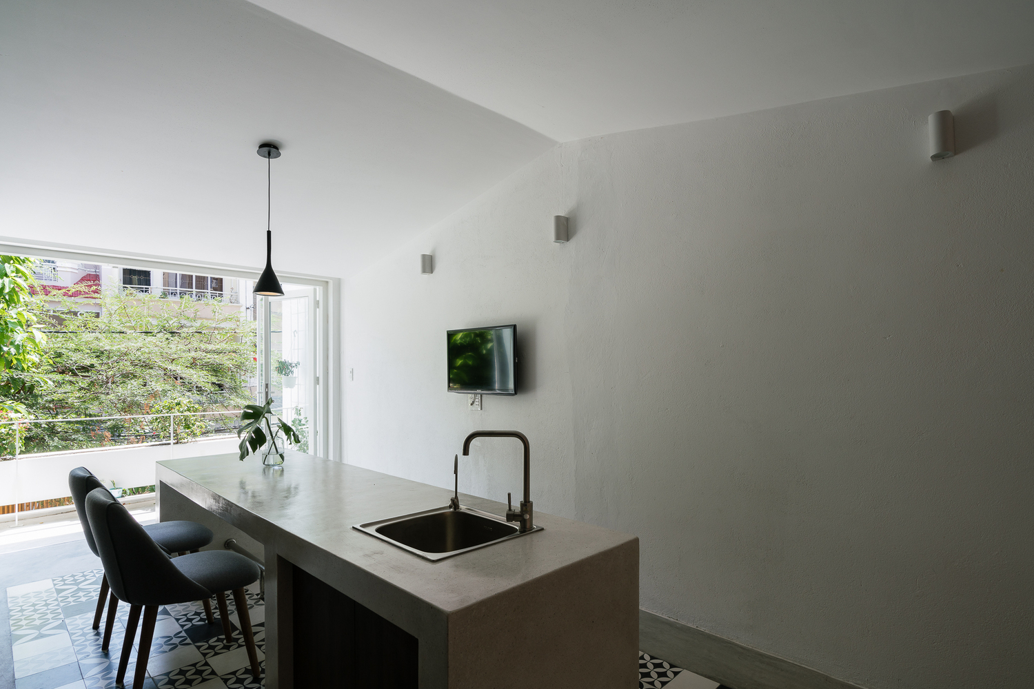 ZAKK ANDS HOUSE 透明金属边界与自然光影的完美融合-48