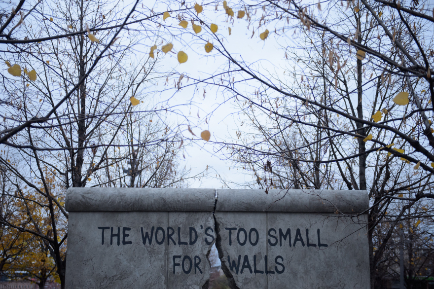 《The Berlin Wall's Crack》(《柏林墙的裂缝》)丨德国-3