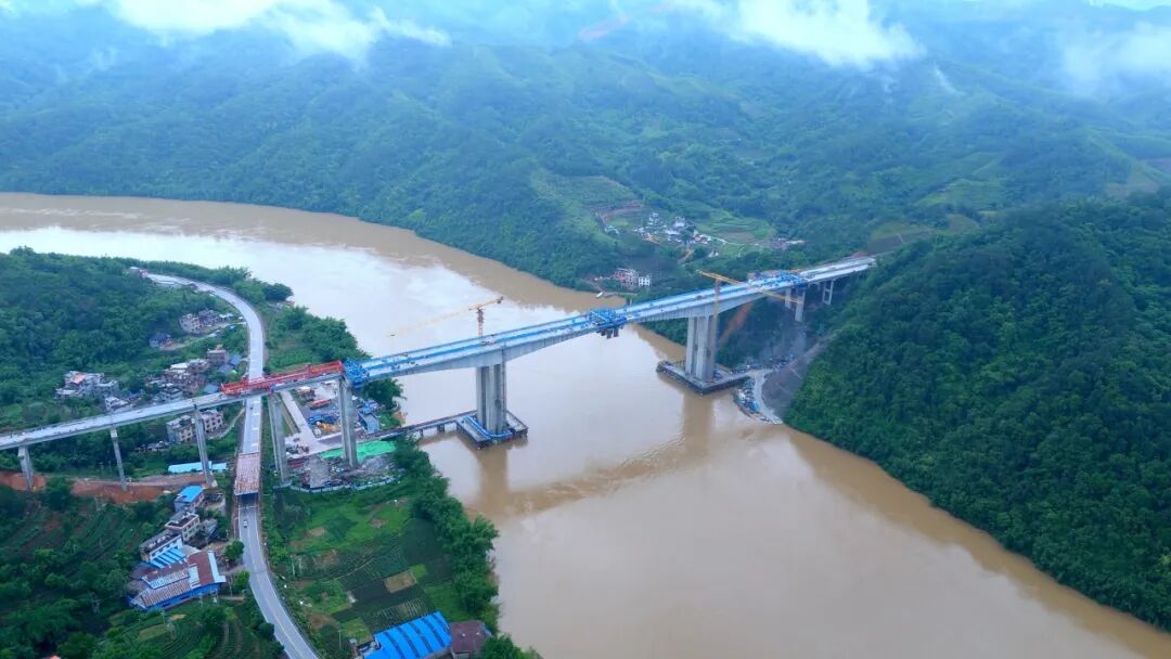 桂江天堑架飞虹！中建八局苍昭高速桂江特大桥顺利合龙-8