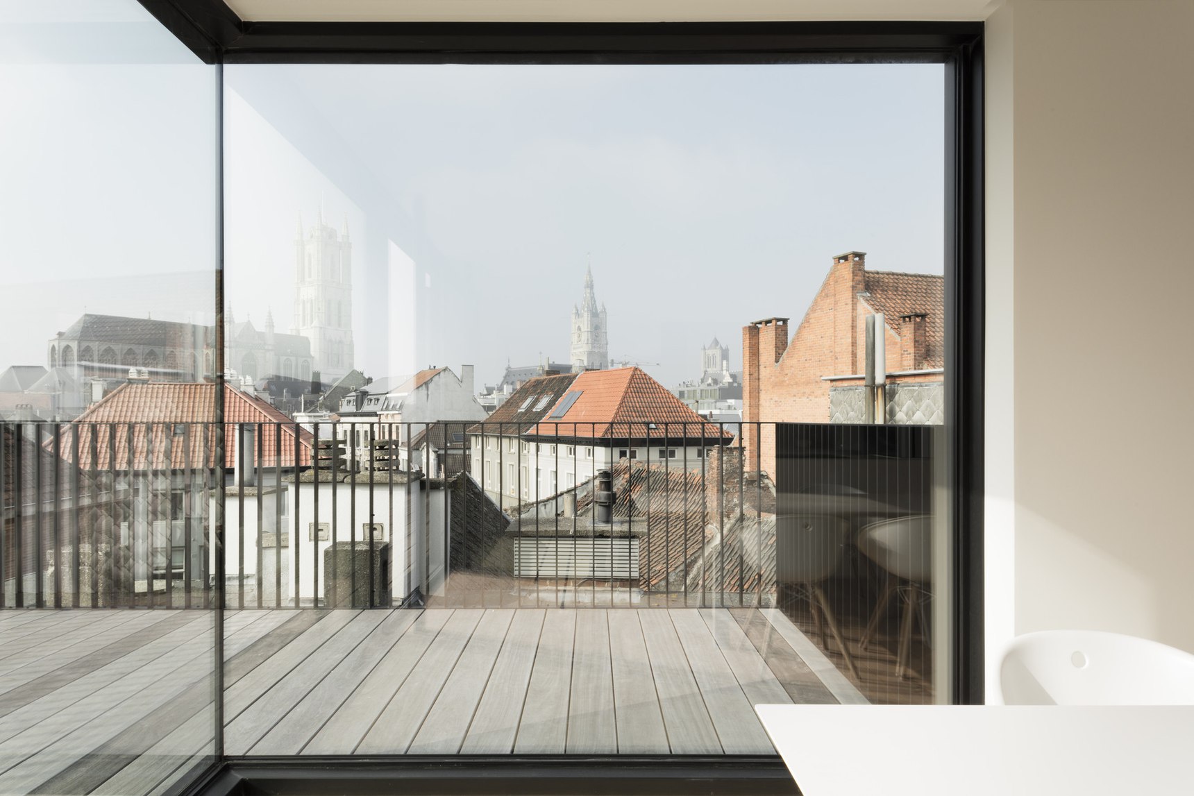 比利时阁楼公寓,木框结构与城市景观完美融合-6