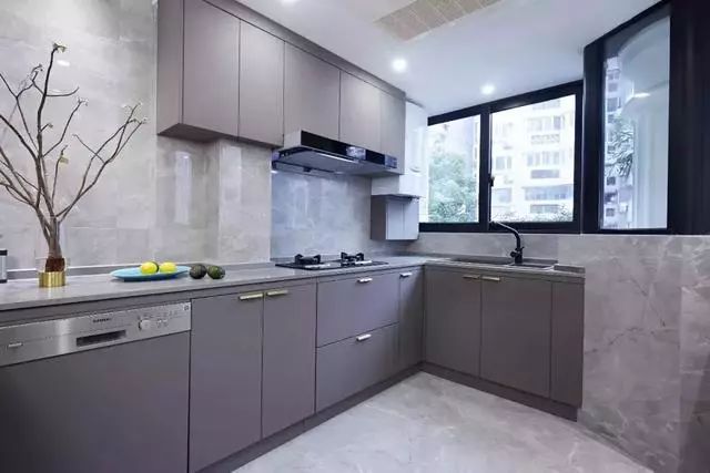 140㎡开放式空间，衣帽间、储物间一应俱全，逆天设计让家翻倍-150