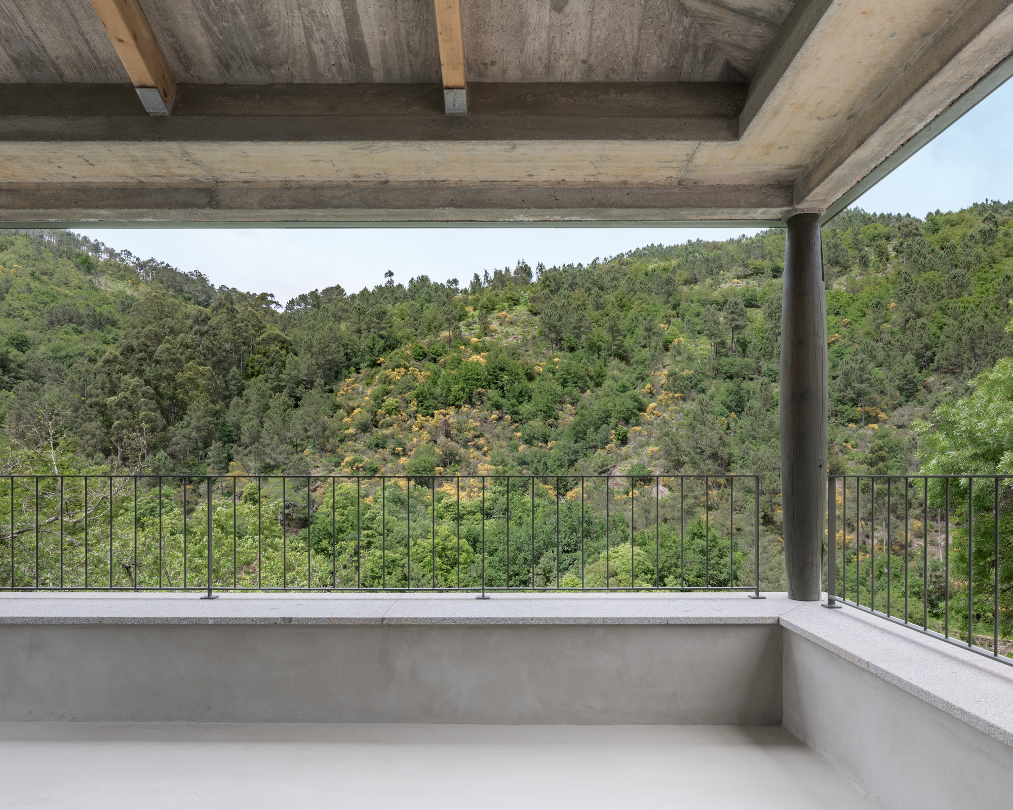 姊妹屋；姊妹楼（需结合具体语境确定最合适的表达，这里假设在描述建筑等场景下） 丨葡萄牙丨oitoo-36