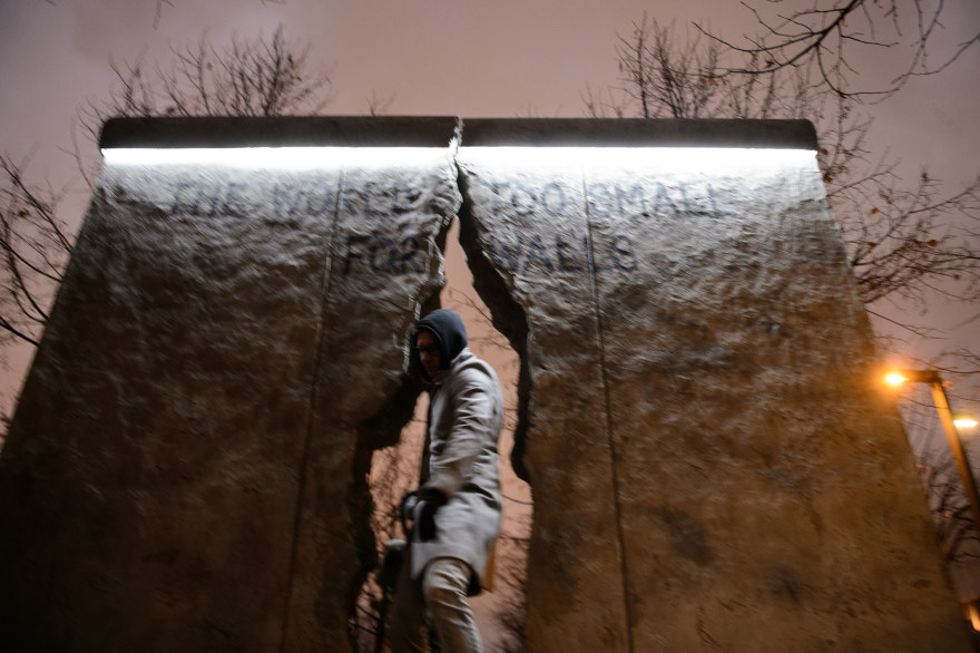 《The Berlin Wall's Crack》(《柏林墙的裂缝》)丨德国-15