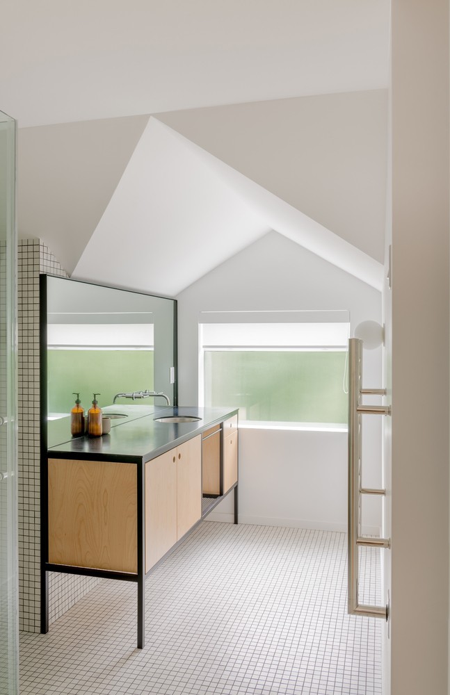 温哥华 Yew House 传统住宅翻新,现代阁楼风格融合复古元素-17