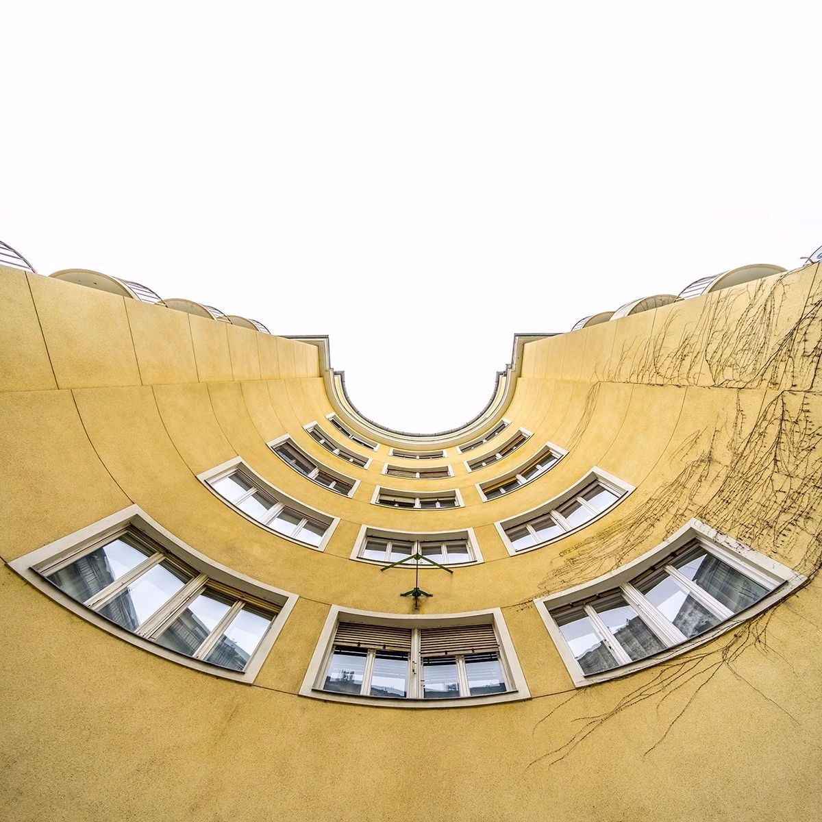 穿越天空的隧道 | 摄影师 Zsolt Hlinka 的几何建筑视觉-14