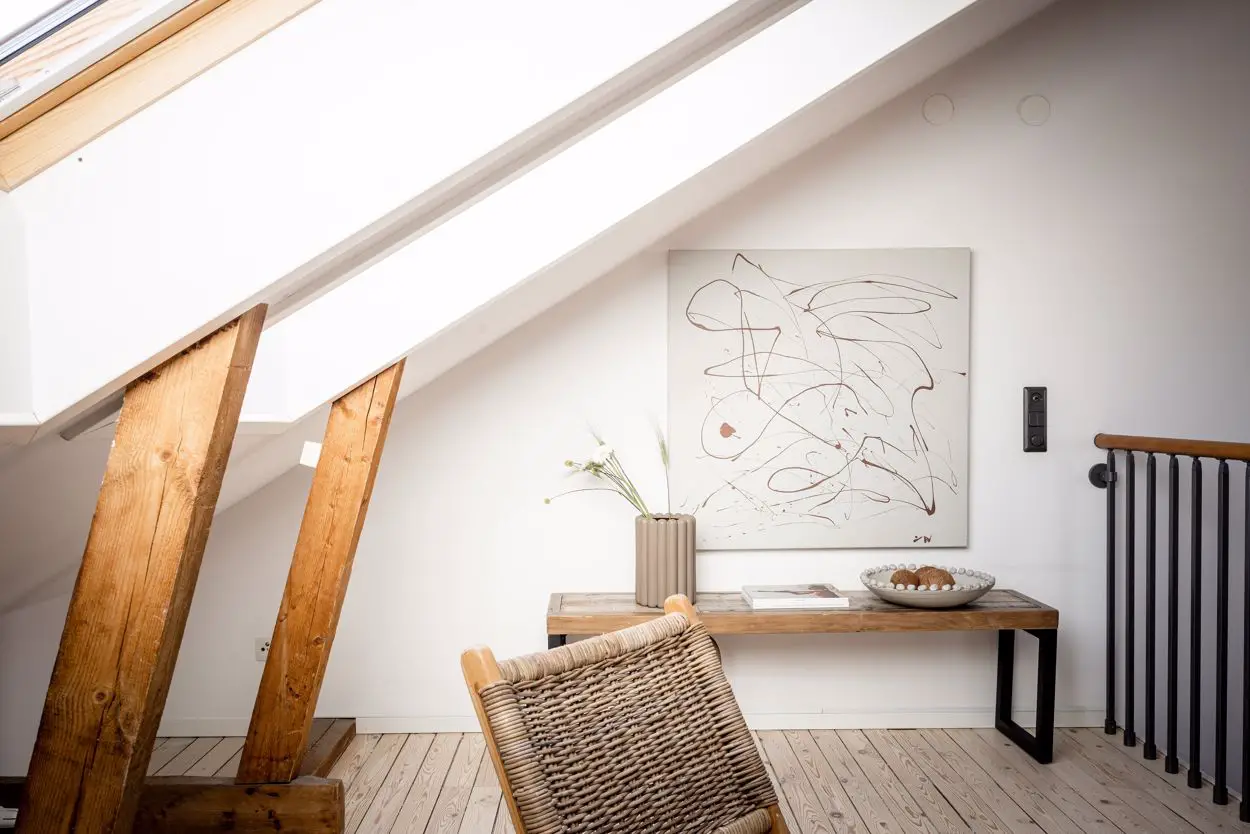 巧妙的屋顶窗 | 瑞典斯德哥尔摩公寓的独特设计-5