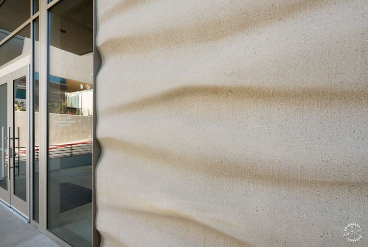 UCLA洛杉磯加洲大學籃球運動場：一個帶有魚鰭狀嵌板與波浪屋頂的建築。 - WEHOUSE-4