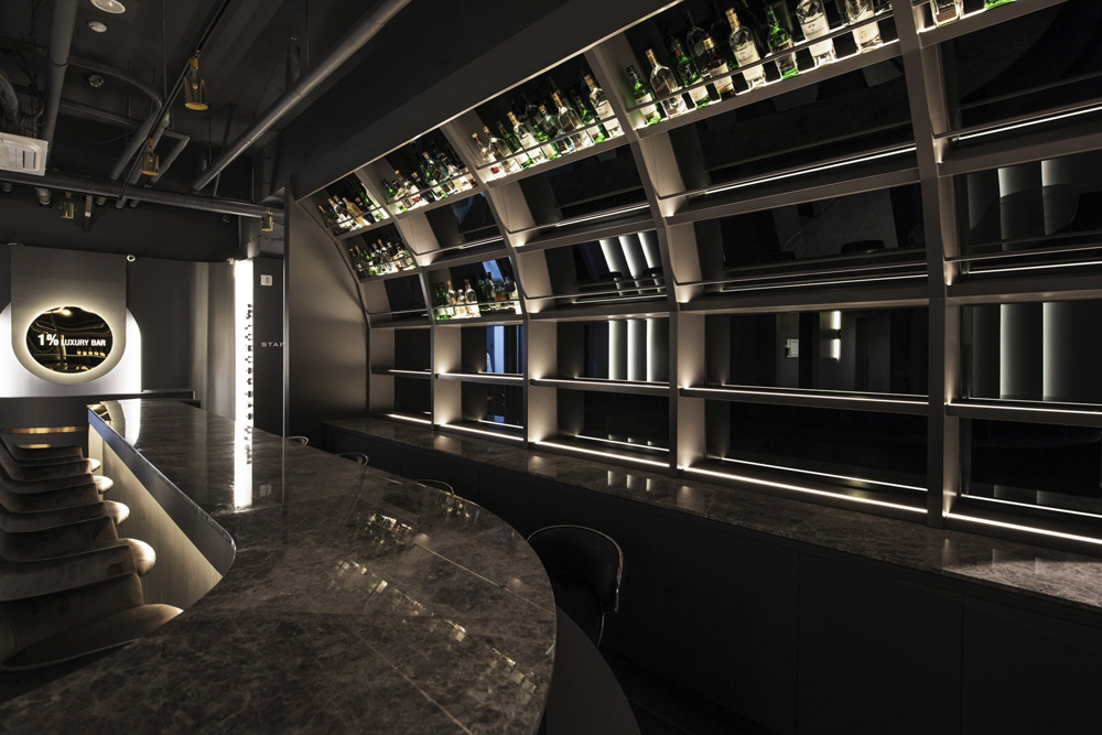 高级黑 | 巴塞罗那 1% 餐厅的惊艳室内设计-8
