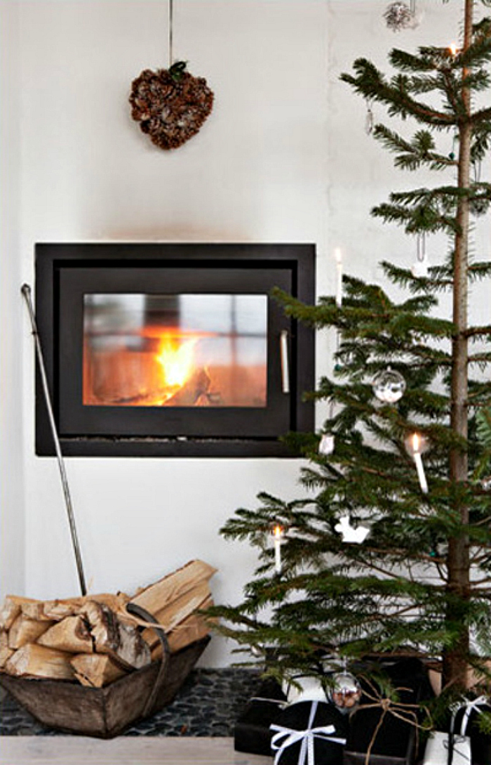 14 Gorgeous Scandinavian Living Rooms Dressed For Christmas-11