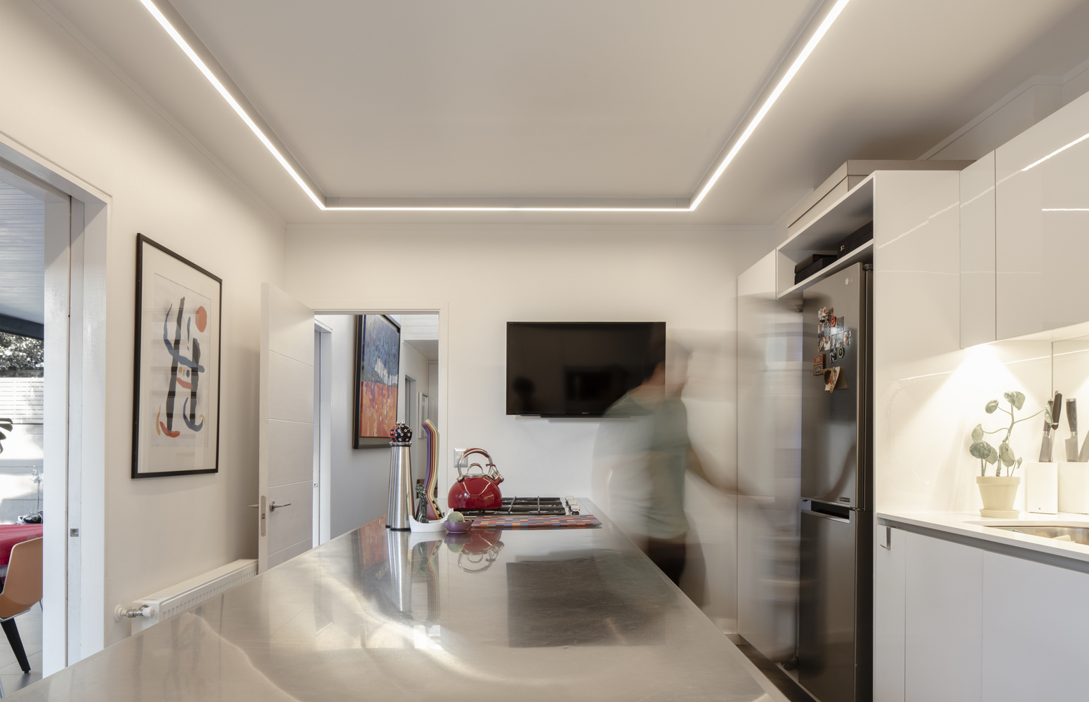 智利 Vitacura 社区翻新住宅，融入自然光线与可持续设计-39