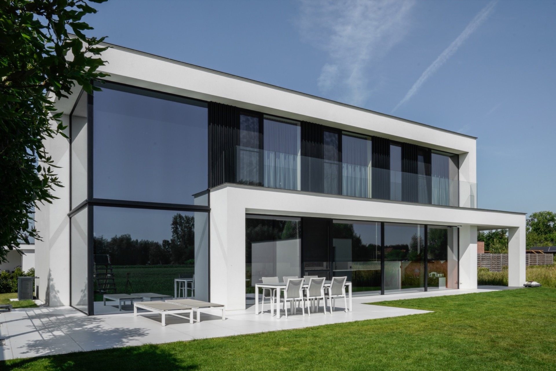 Ruime villa uitgevoerd in strakke, moderne crepi-1