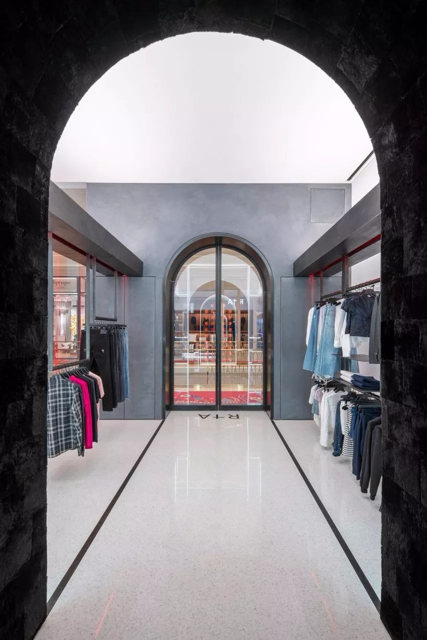 精致的玻璃货架照亮了Las Vegas精品店-14