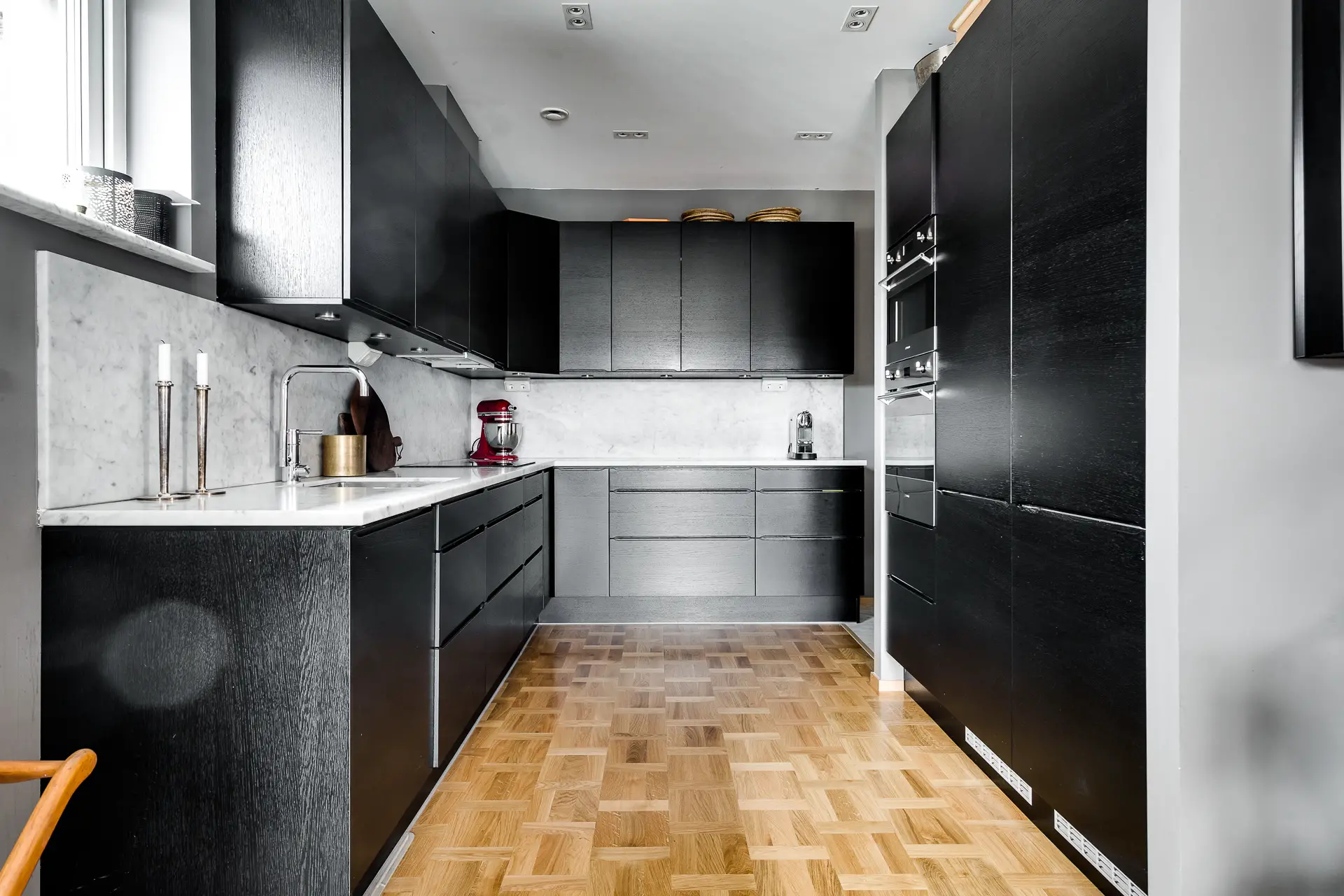 极简灰色公寓中的法国设计金属壁炉-7