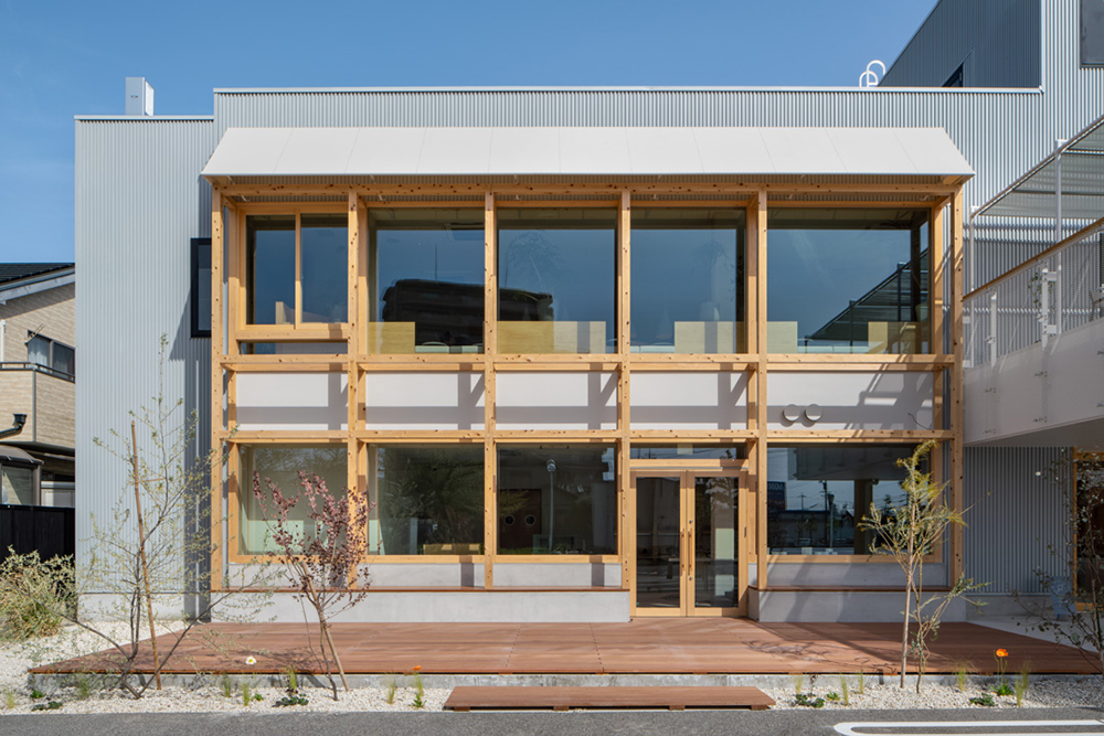 R之家

注释：La Maison常见意思是房子、住所等，这里根据语境可以宽泛理解为……之家 ，du是de和le的缩合形式，R可能是某个特定的名称、缩写等，在缺乏更多背景信息时，直接保留 丨日本爱知丨文本未提及-35