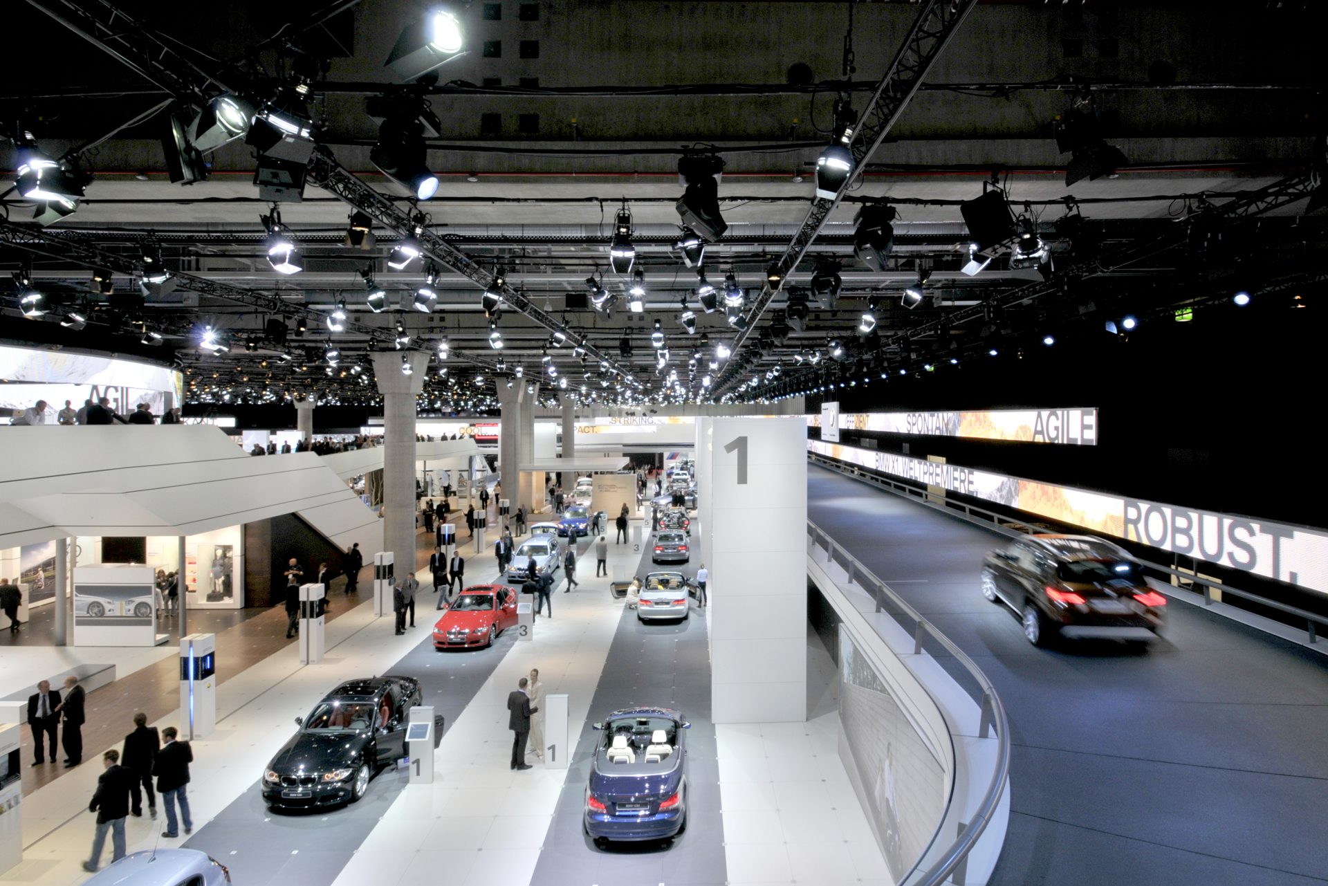 Messehalle 11 und Portalhaus FFM Messeneubauten-18