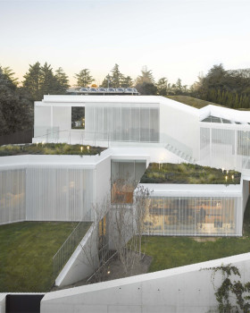 西班牙马德里半透明别墅设计丨Estudio.Entresitio