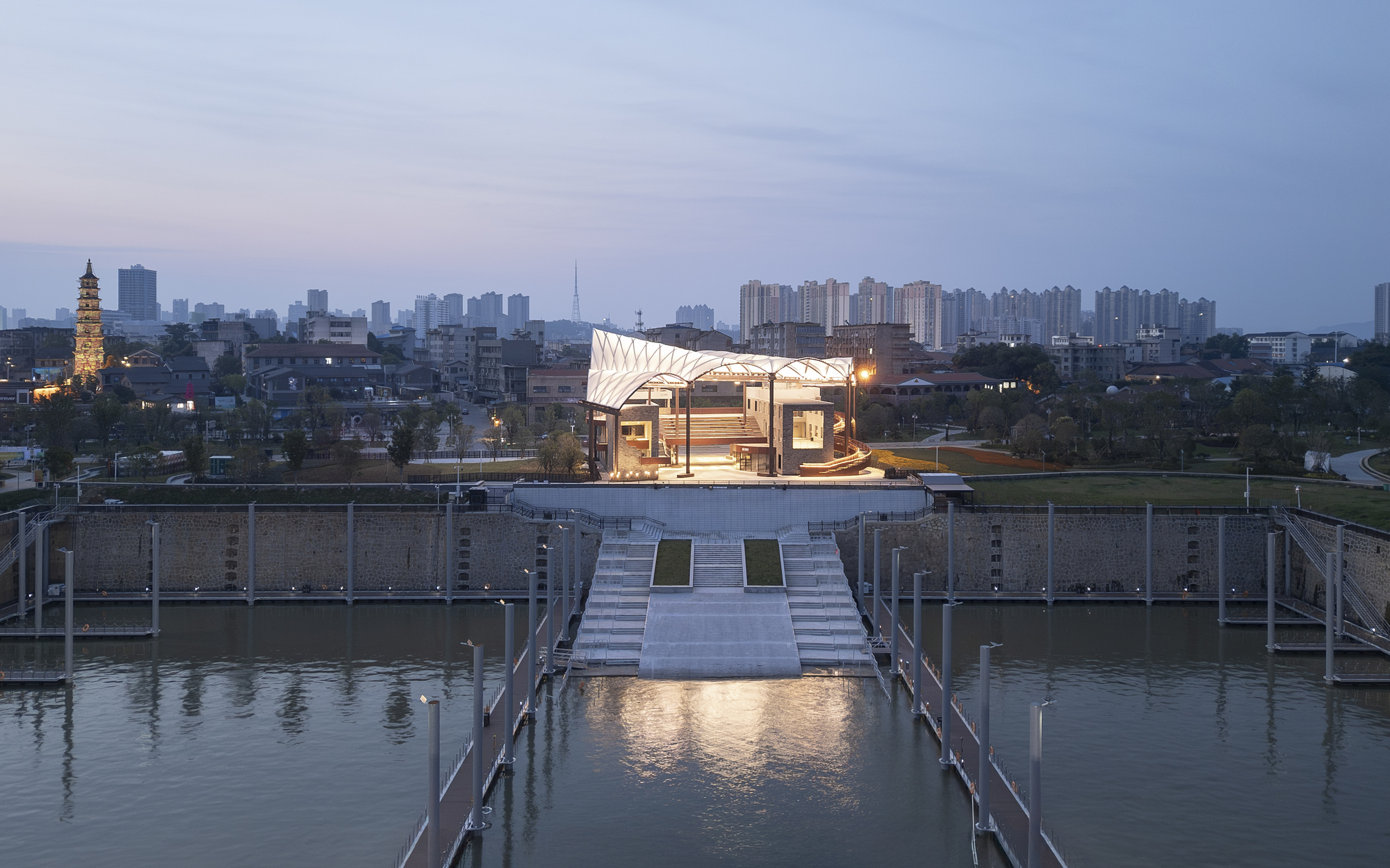 Yueyang Hualinggang Pier Tourist Center / WANG HUI | URBANUS-43