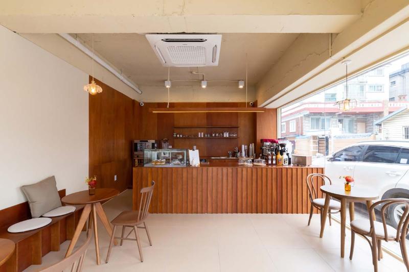 简约十平米咖啡厅，展现温馨原木风-2