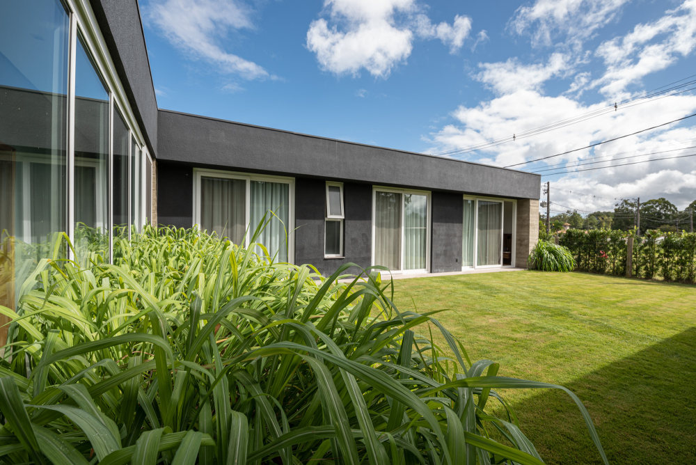 巴西简约住宅设计,展现混凝土与光影之美-25