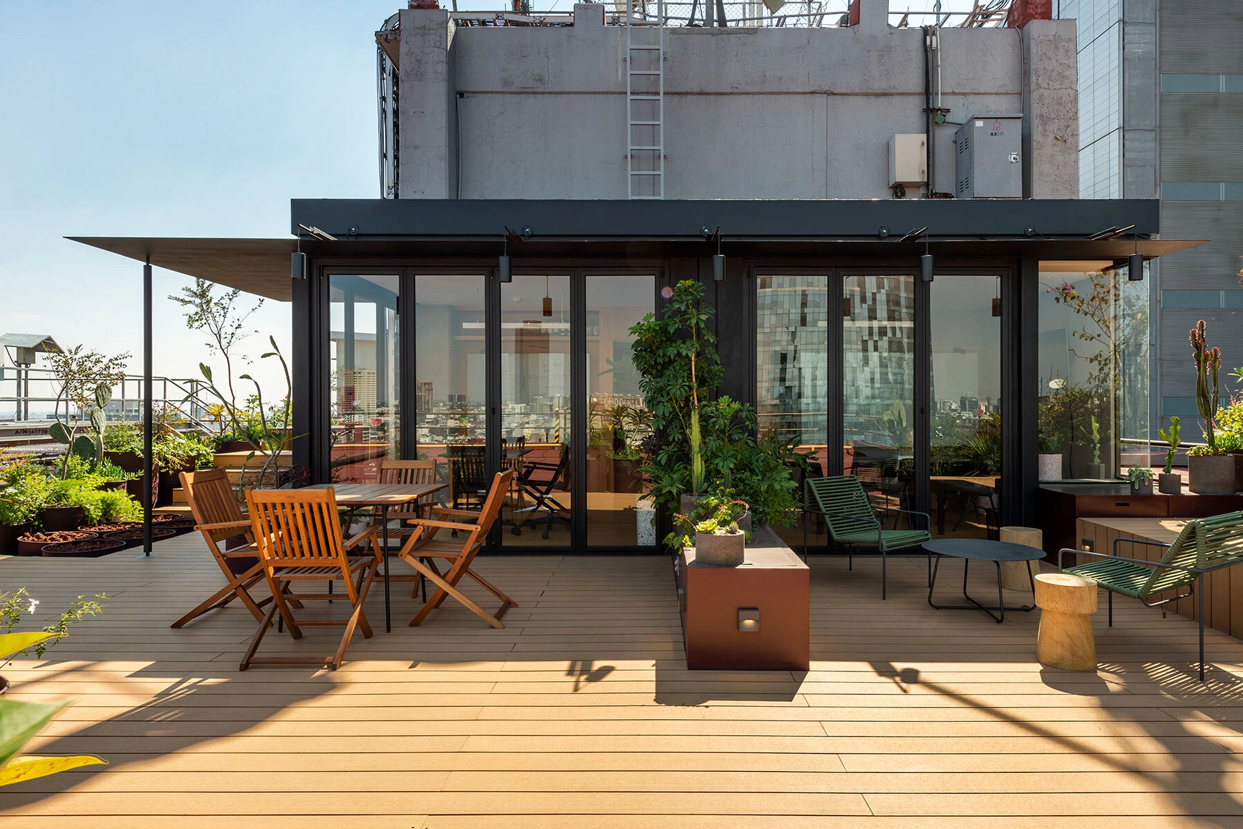 墨西哥城繁忙大道上的空中办公室改造-35