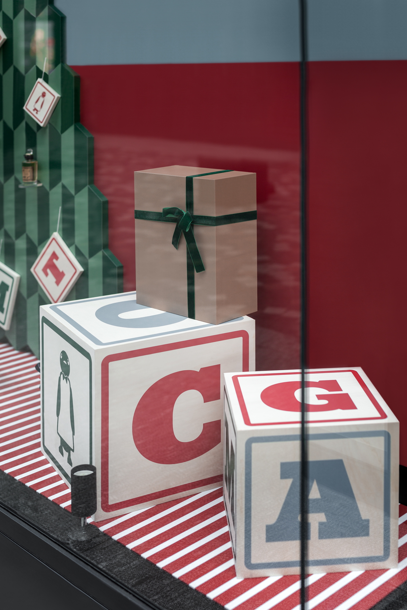 PENHALIGON'S 香水店圣诞橱窗展示丨波兰华沙丨Galilu 香水店-4