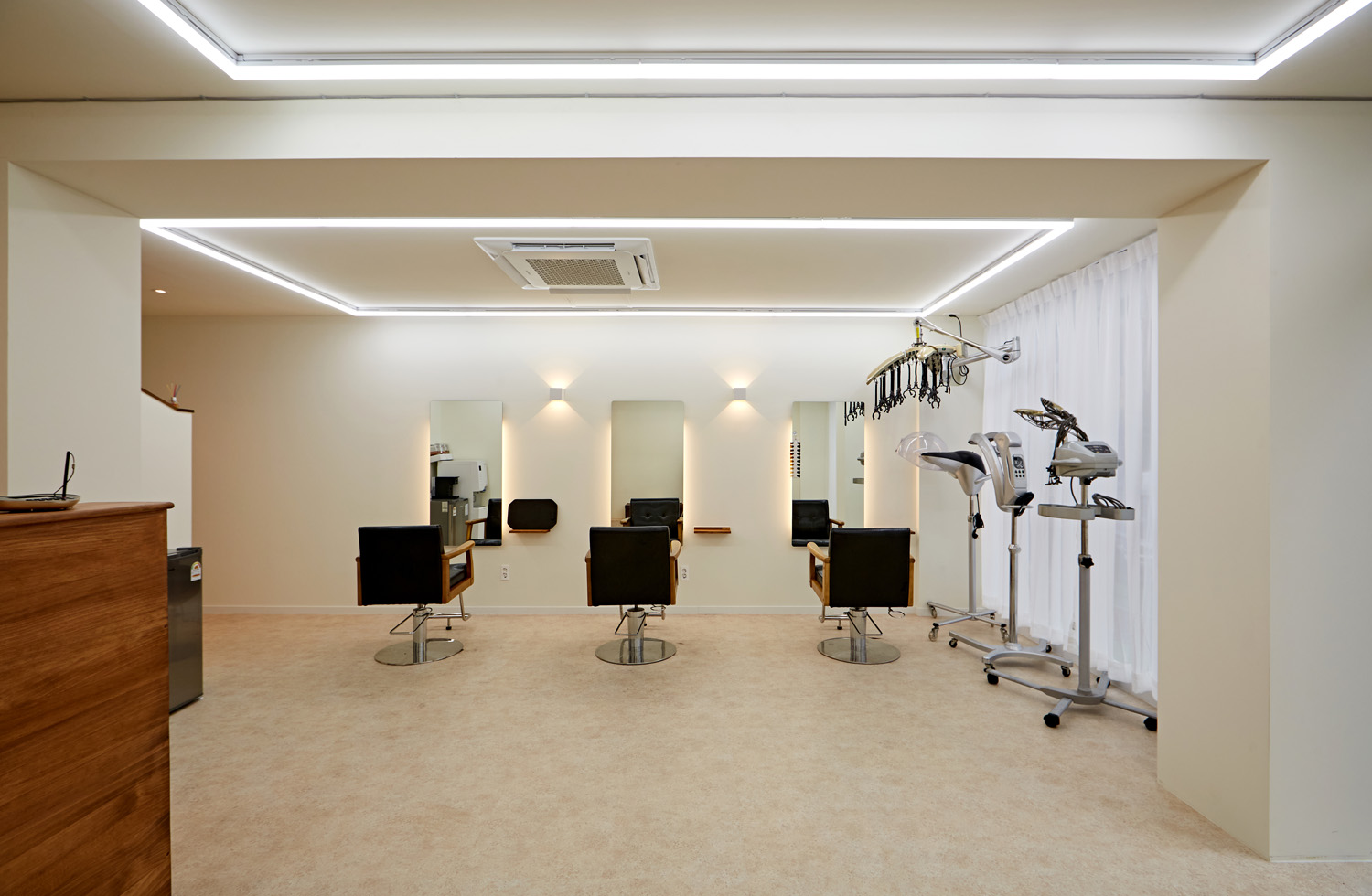 白色与木纹的极简美容室设计-6